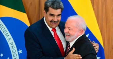 Los presidentes de Venezuela y Brasil, Nicolás Maduro (izda.) y Lula da Silva, se saludan tras una rueda de prensa conjunta en Brasilia, mayo de 2023 (agencias)