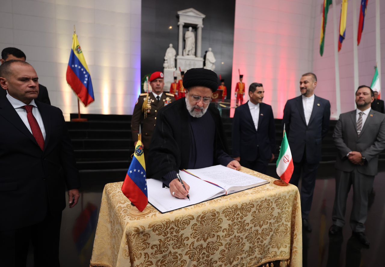 Presidente de Irán rinde homenaje a El Libertador en el Panteón Nacional
