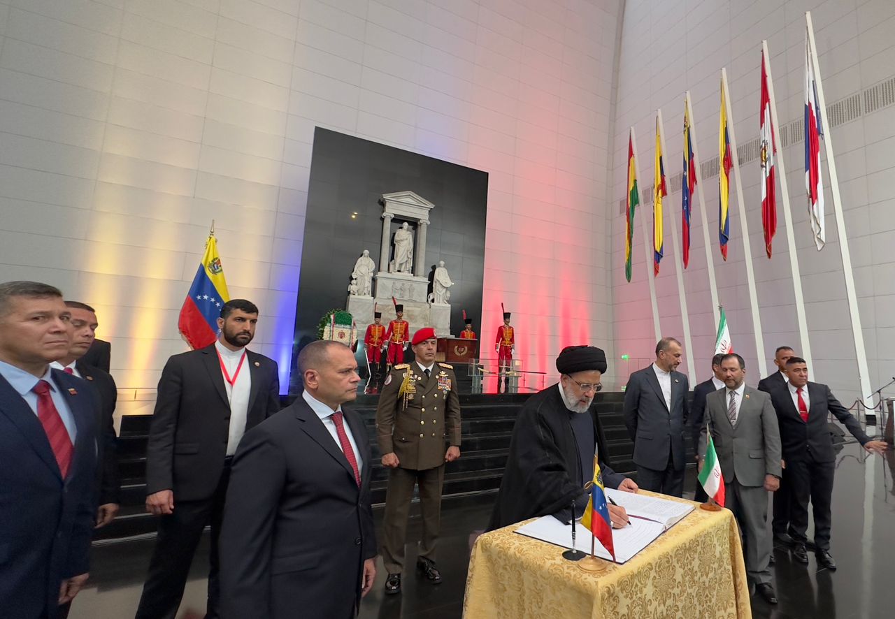 Presidente de Irán rinde homenaje a El Libertador en el Panteón Nacional
