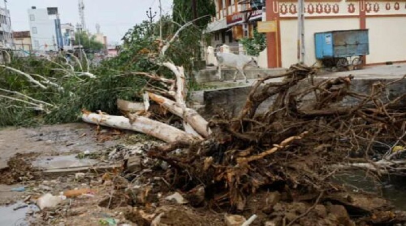 Rescatan a turistas por inundaciones al norte de la India