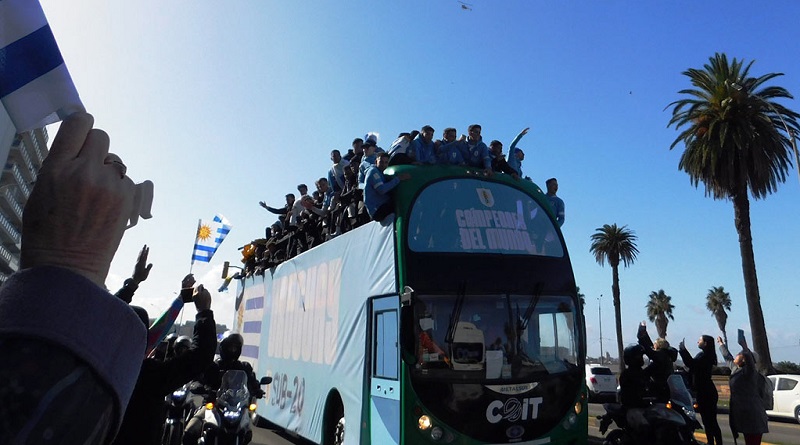 Uruguayos dan la bienvenida a selección campeona del Mundial Sub 20