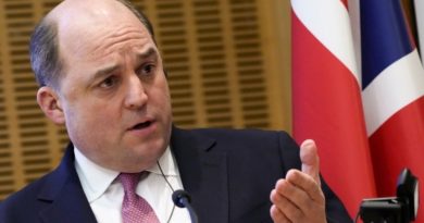 Renuncia ministro de Defensa del Reino Unido tras polémicas declaraciones sobre Ucrania