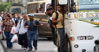 Alcaldía de Caracas entrega permisología a líneas de transporte público