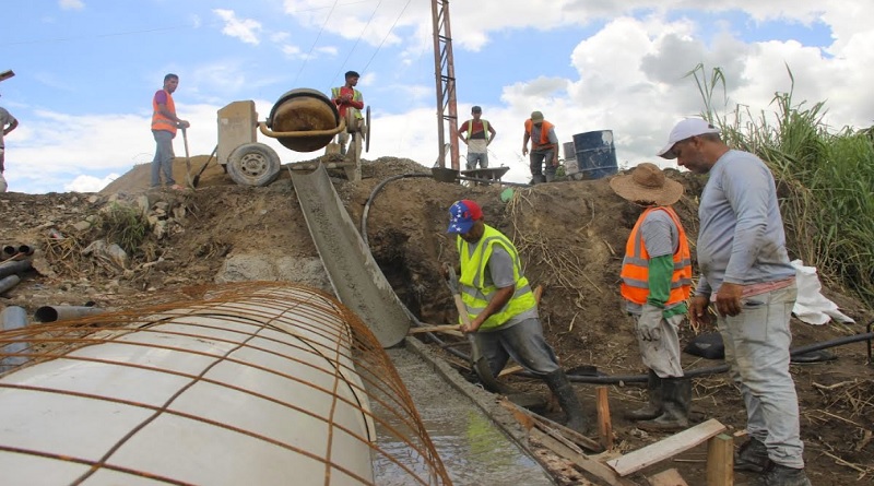 Supervisan labores de reparación en la avenida Universidad de Maracay