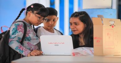 Entregan computadoras Canaima a estudiantes de la escuela «Crucita Delgado» de Caracas