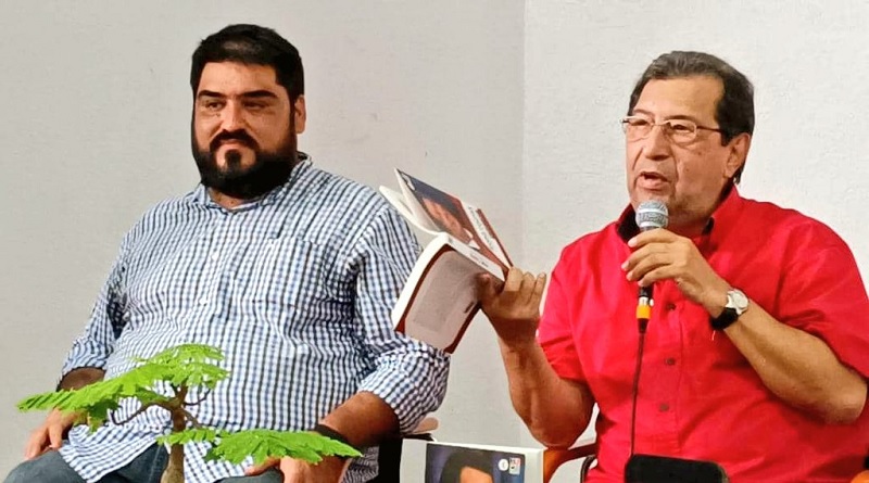 Rector de Unellez, Adán Chávez, presenta libro en la Filven Barinas