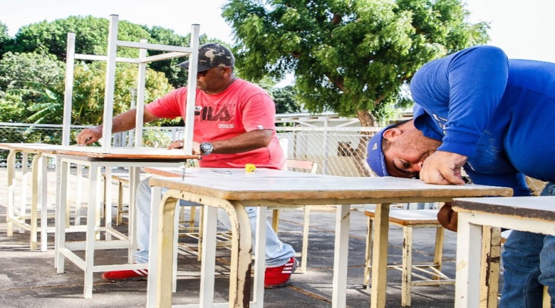 Bricomiles entrega materiales de construcción a escuela del estado Bolívar
