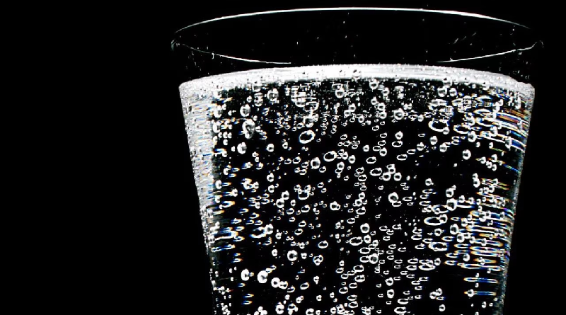 ¿Es bueno para la salud consumir agua con gas?
