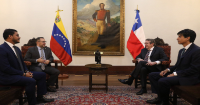 Embajador designado de Chile entrega Copias de Estilo al canciller Yván Gil
