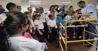 Semilleros científicos visitan la central de Cantv en Los Teques