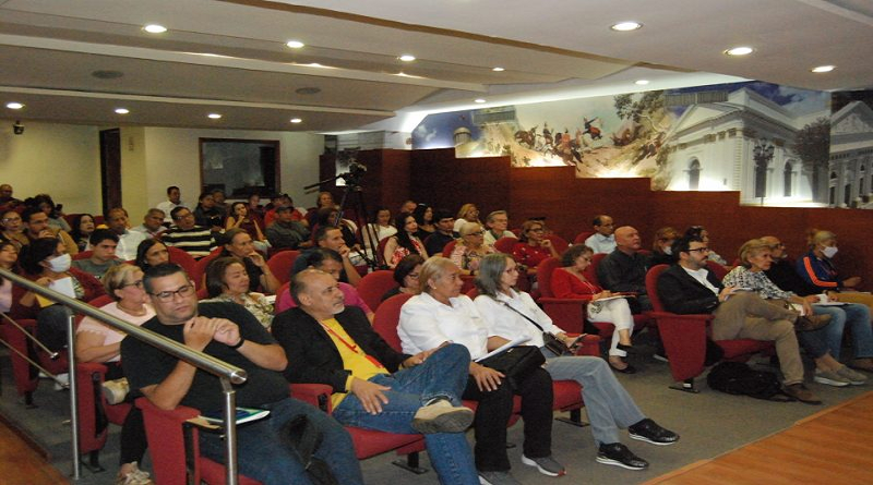Emprendedores realizan taller para acceder a bondades de IA