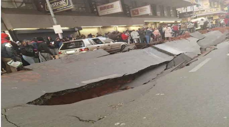 Explosión de gas abre enormes grietas en calle de Johannesburgo