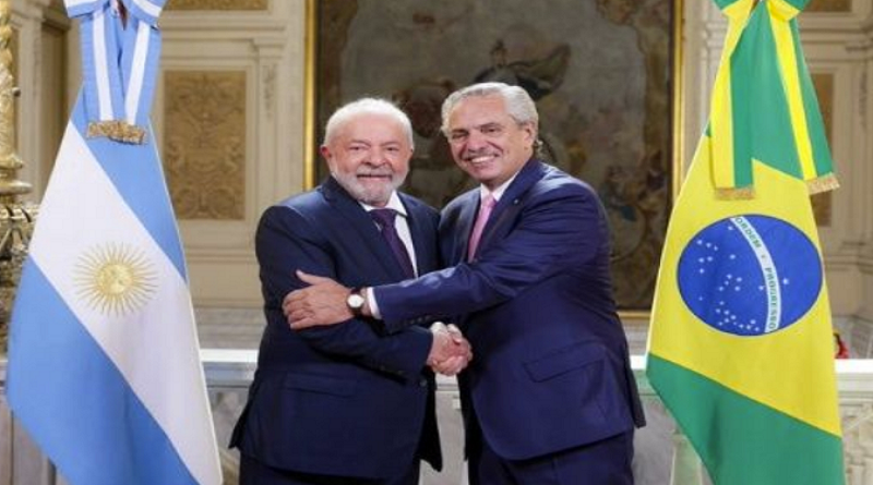 Los presidentes de Argentina y Brasil, Alberto Fernández y Lula Da Silva, en la Cumbre de Jefes de Estado del Mercosur, el 4 de julio de 2023 (Nelson Almeida / AFP)