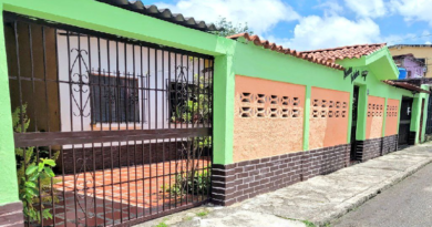 Entregan 100 viviendas renovadas a familias de Mamporal en Miranda