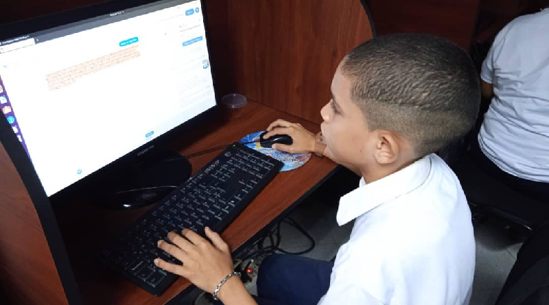 Semilleros Científicos de Carabobo practican programación robótica