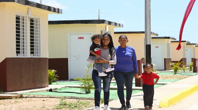 Obreros, policías y jóvenes reciben viviendas en Urbanismo de Barinas