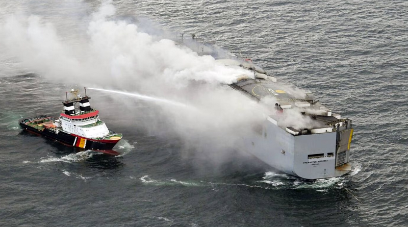 Aunque los Guardacostas señalaron que se desconocía la causa del incendio, los propietarios del barco comentaron que había "muchas probabilidades de que el incendio se iniciara en los coches eléctricos" (Dutch coast guard / Gettyimages.ru)