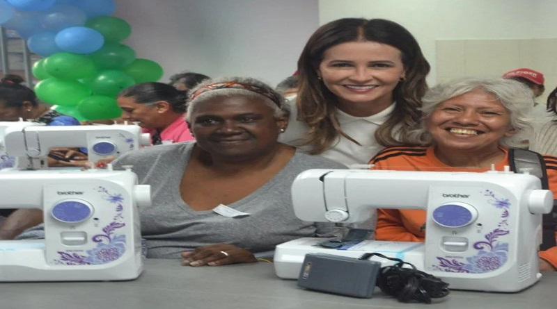 Motor Emprendimiento entrega máquinas de coser a mujeres de Caracas