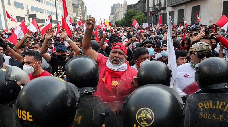 Reprimen a manifestantes durante marcha nacional contra Gobierno peruano