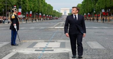 Multitud abuchea a Emmanuel Macron durante desfile militar en París