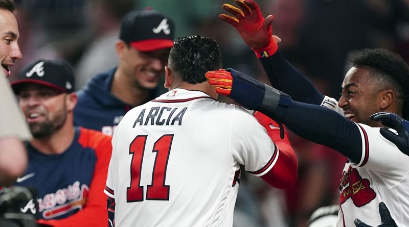 Orlando Arcia despacha su noveno jonrón de la temporada