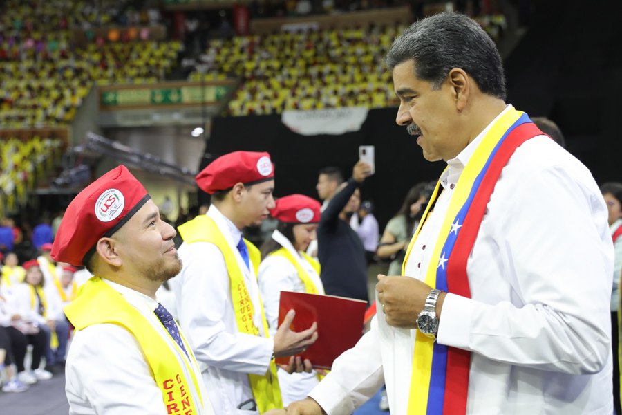 Jefe de Estado entrega títulos a más de 4 mil nuevos especialistas de la salud