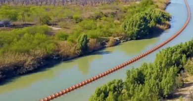 El gobierno de Greg Abbott instaló una cadena de boyas gigantes para obstaculizar el flujo migratorio, lo que violaría los acuerdos sobre aguas compartidas y límite territorial. (Foto agencias)