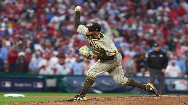 Robert Suárez apela suspensión en MLB