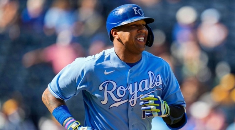 Un perfecto Salvador Pérez, de 4-4, comandó este viernes la victoria de su equipo los Royals de Kansas City 12-8 sobre los Cardinals de St. Louis, reseñaron medios deportivos.