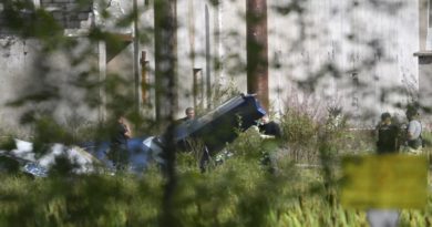 Hallan cuerpos y cajas negras en lugar del accidente aéreo en Rusia