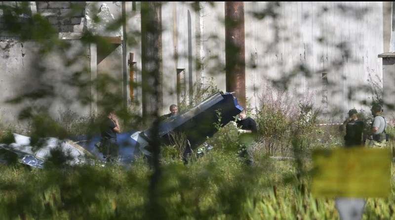 Hallan cuerpos y cajas negras en lugar del accidente aéreo en Rusia