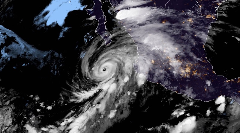Huracán Hilary se acerca al noroeste de México