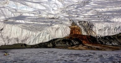 Conozca el fenómeno que tiñe de rojo a glaciares en Rusia