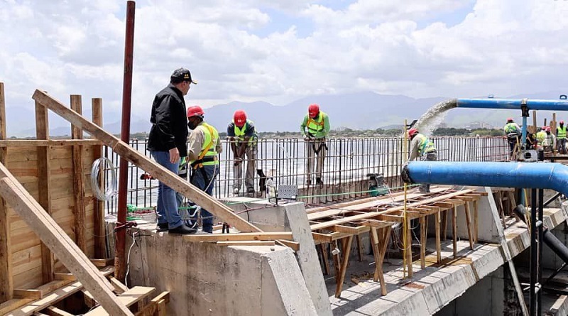 Inspeccionan trabajos de rehabilitación del terraplén del lago Los Tacarigua
