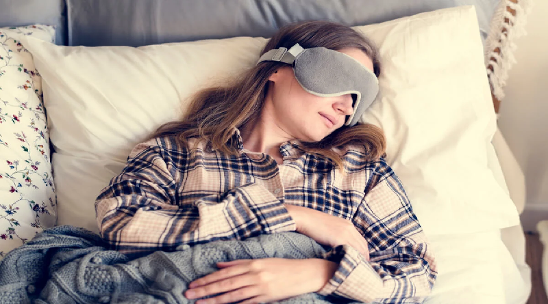 Revelan estudio que determina beneficios de usar antifaz para dormir