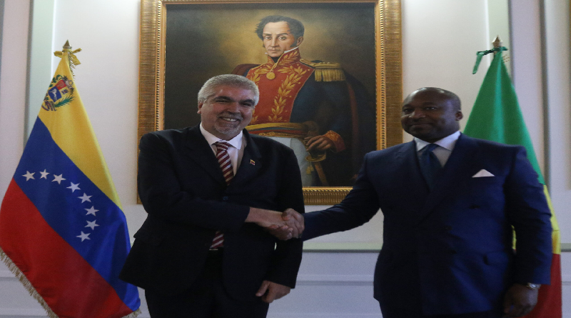 Jefe de delegación del Congo arriba al país para participar en I Comisión Mixta