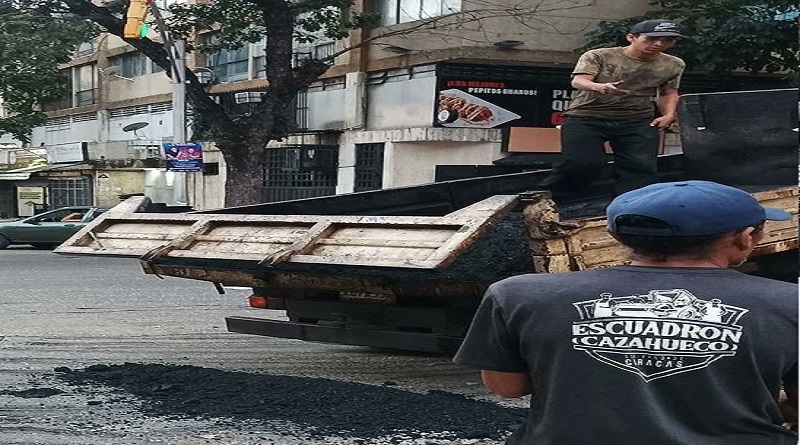 Desarrollan labores de colocación de asfalto y mantenimiento en sectores de Caracas