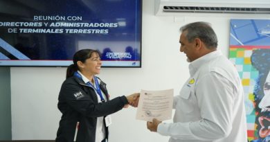 Entregan licencias de operaciones a terminales terrestres