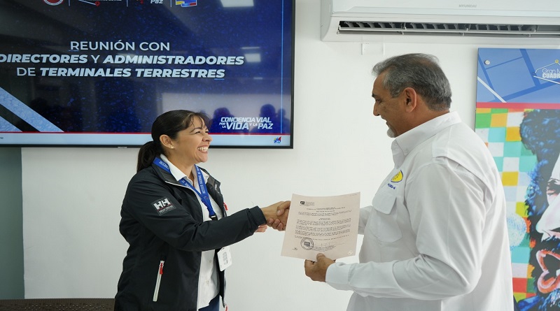 Entregan licencias de operaciones a terminales terrestres