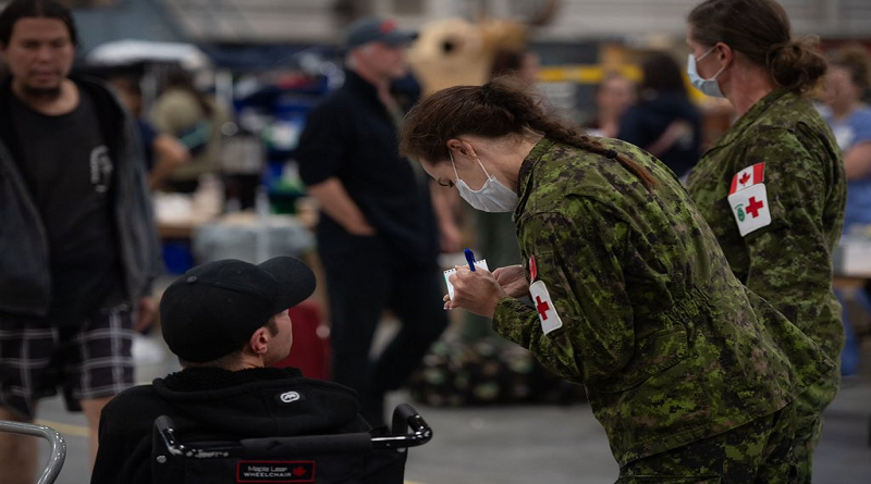 Evacuan a más de 35 mil personas por incendios en Canadá
