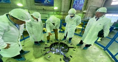 Arriba vasija del Reactor Nuclear de Investigación a Bolivia