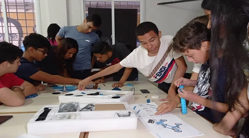 Taller sobre IA acerca a estudiantes al mundo de la ciencia en Falcón
