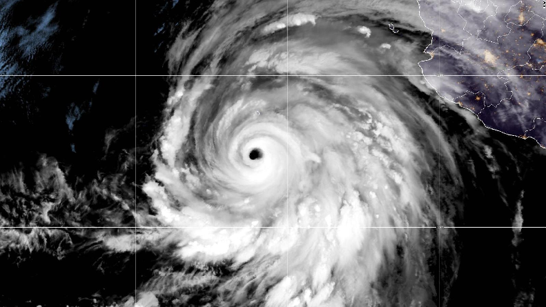 Huracán Hilary se degrada a tormenta tropical al llegar a México