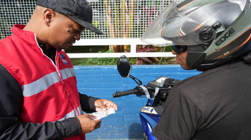 Trabajadores del INTT desarrollan actividades en materia de vialidad en Caracas