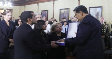 Entregan Orden Libertadores y Libertadora de Venezuela a Luis Acuña