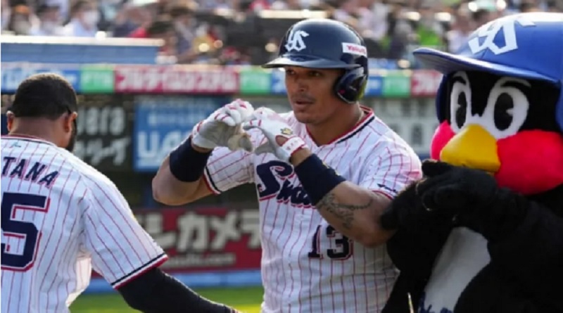 José Osuna conecta jonrón 16 en la liga de béisbol japonés