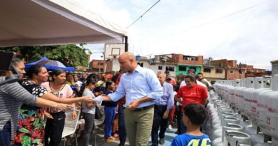 Familias en comunidades de El Triunfo de Petare reciben cilindros de gas doméstico