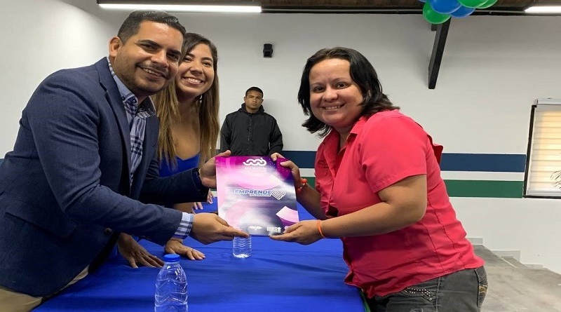 Emprendedores reciben licencias para actividades económicas en San Joaquín