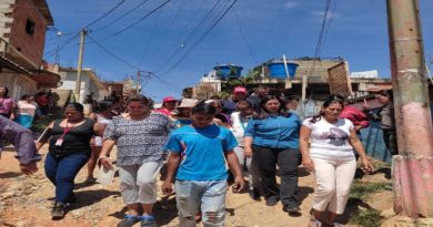 Autoridades de Caracas entregan suministros a familias afectadas por lluvias