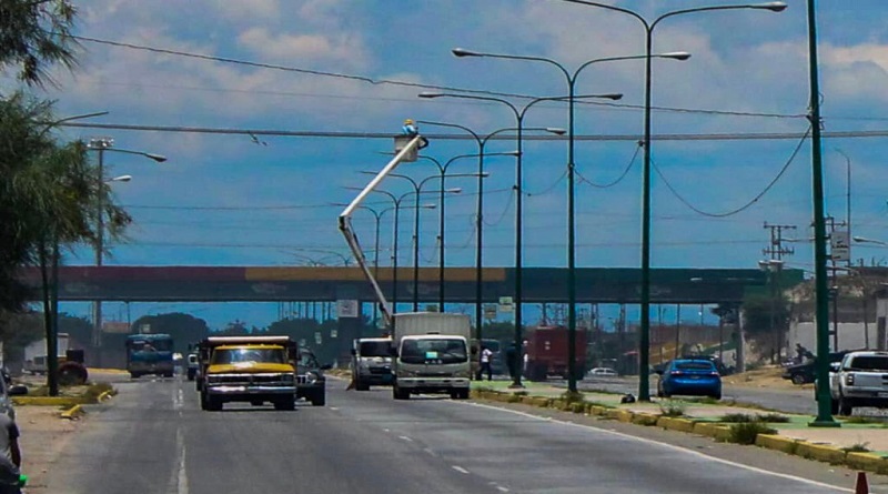Realizan trabajos de iluminación y embellecimiento del Distribuidor San Francisco en Lara